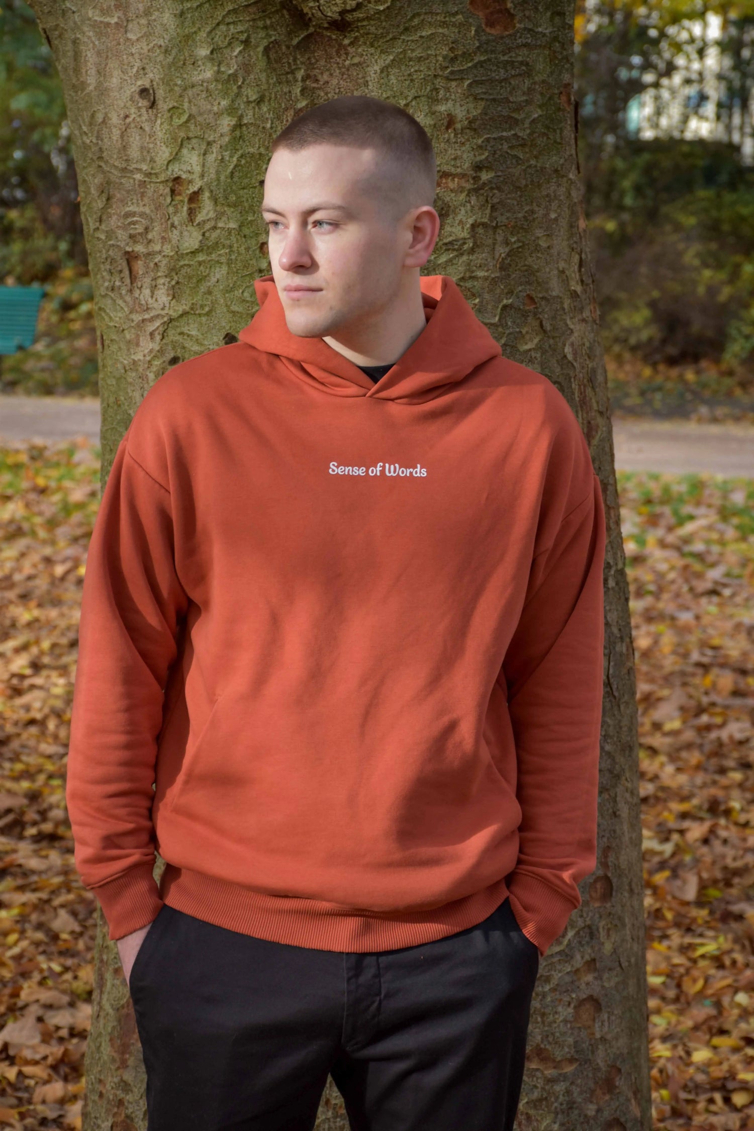 Sweatshirt Oversized face orange porté - Sense of Words meilleures ventes